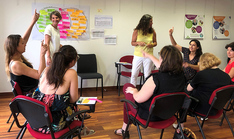 Personnes dans une salle de réunion