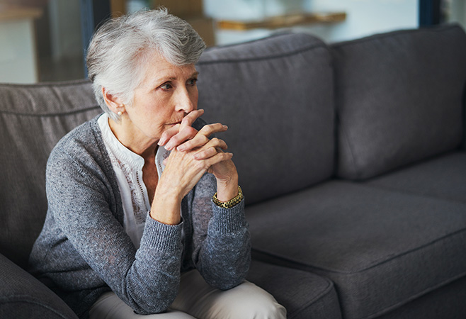 Photo femme seule sur un canapé