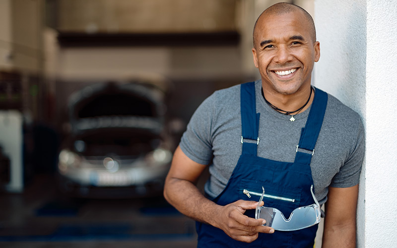 Homme souriant en tenue de travail
