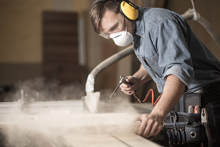 Photo d'un homme avec un masque dans une usine