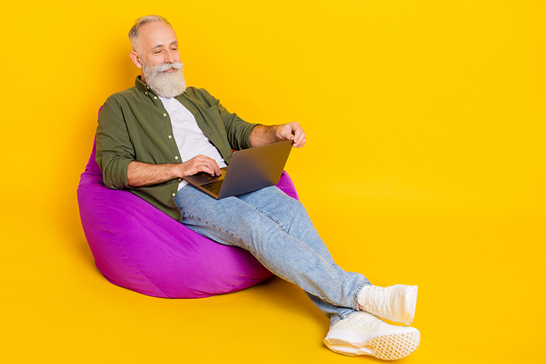 Homme assis prenant rendez-vous en ligne