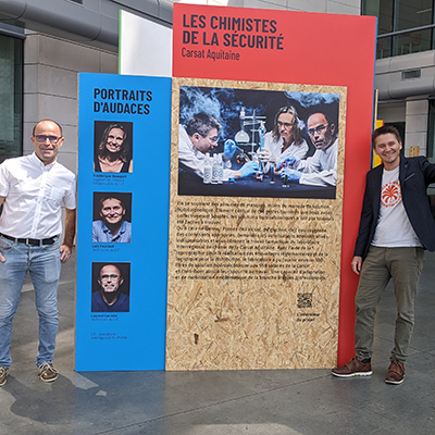 Photo devant l'exposition