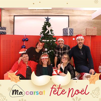 Service communication en tenue de Noël