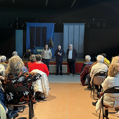Salle de spectacle avec le public et les représentants des organismes partenaires