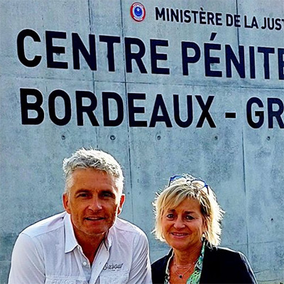 Soizick Courio et Thierry Brunet devant le centre pénitentiaire