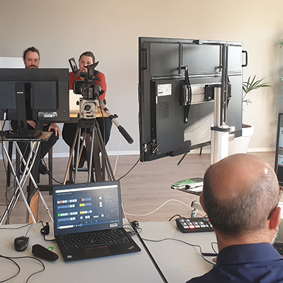 En direct du studio lors du webinaire