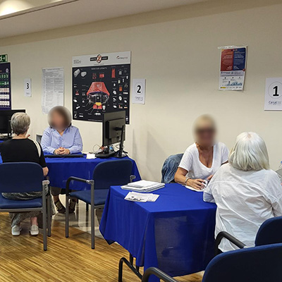 Agents Carsat recevant du public