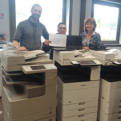 Remise de matériels informatiques à une association