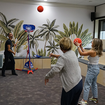 Défi sportif baket avec 3 agents de la Carsat