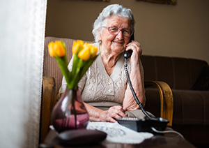 Femme âgée au téléphone
